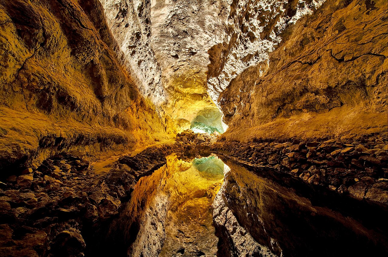Cueva de los Verdes lava tube interior lighting